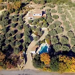 La Maison Dans L'olivette بيت للعطل